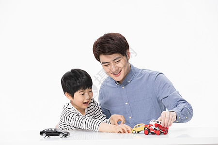 父子快乐相伴玩玩具汽车图片