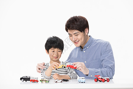 父子快乐相伴玩玩具汽车图片