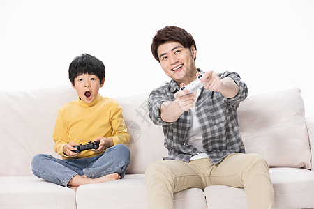 父子居家沙发上玩电子游戏图片