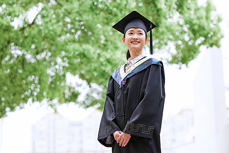 中国美女带着学位帽的女生手举毕业证书庆祝毕业背景