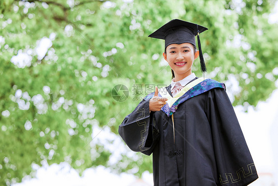 带着学位帽的女生点赞图片