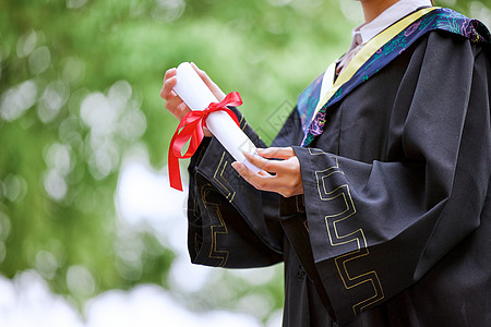 斑马服硕士研究生手举毕业证书庆祝毕业背景