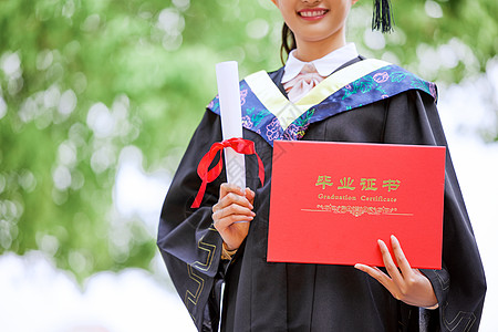 亚洲大学硕士研究生手举毕业证书庆祝毕业背景