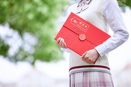 校服女学生手拿入学通知书的女高中生背景