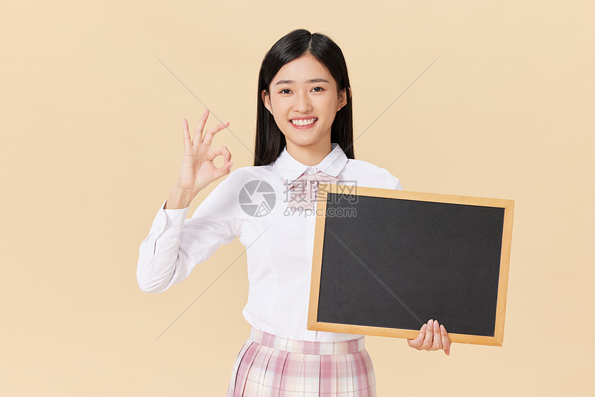 ‘~拿着黑板的女学生ok手势  ~’ 的图片