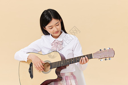 弹奏乐器的年轻女性图片