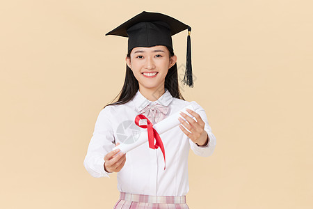 双手接过毕业证的女学生图片