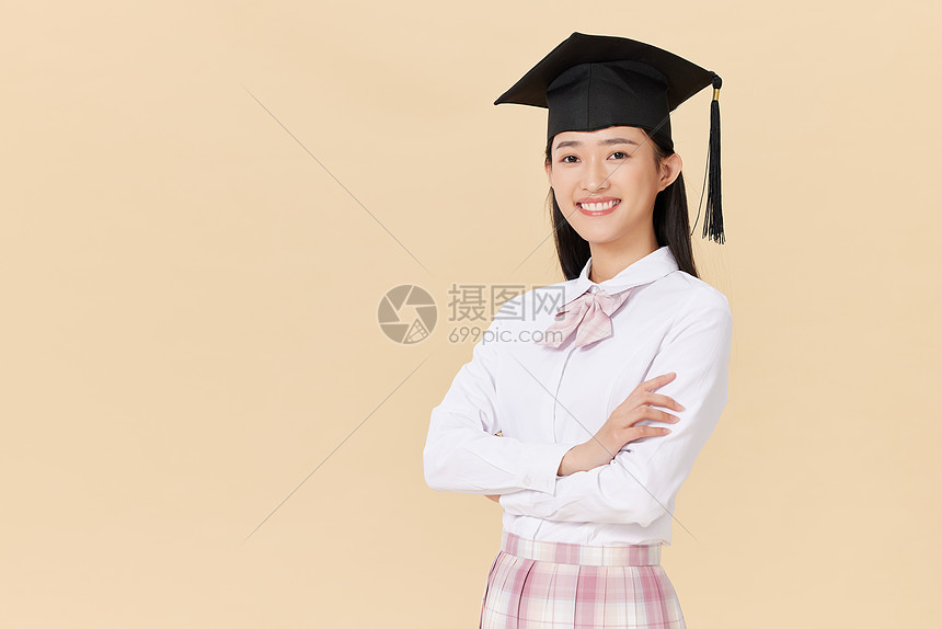 戴学士帽的女学生形象图片