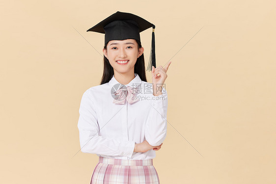 带着学位帽的女生手举毕业证书庆祝毕业图片