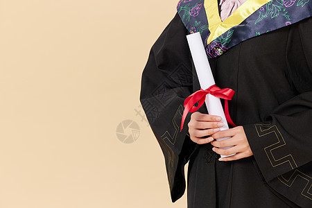 穿着学士服女孩拿毕业证穿着学士服的人背景