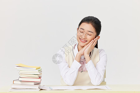 高考冲刺学习的女学生图片