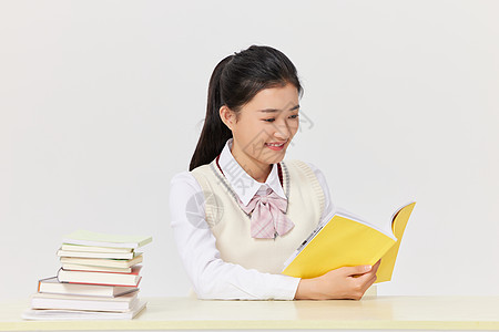 高考冲刺学习的女学生图片