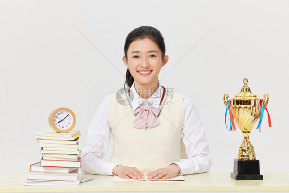 高考冲刺学习的女学生图片