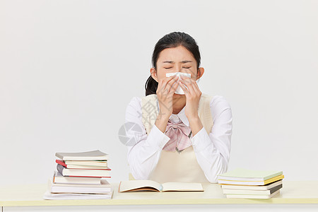 课桌前生病的学生图片