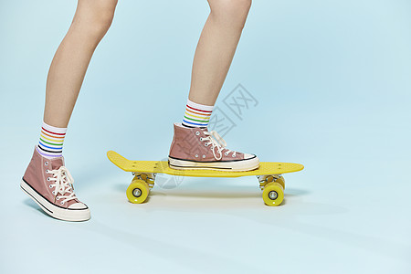 年轻美女玩滑板特写高清图片
