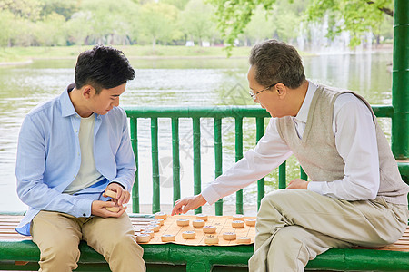 老年父子公园湖边下象棋图片素材