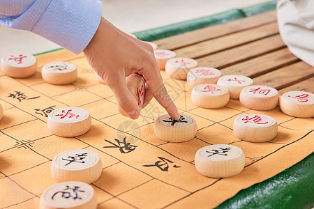 父子下棋父子公园湖边下象棋手部特写背景