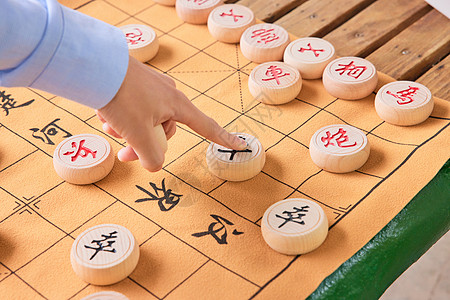 父子公园湖边下象棋手部特写图片