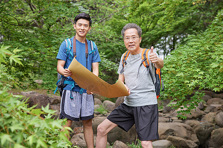 中年父子公园徒步看地图高清图片