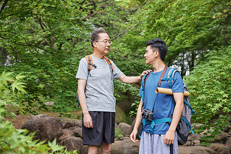 中年父子公园里徒步郊游背景