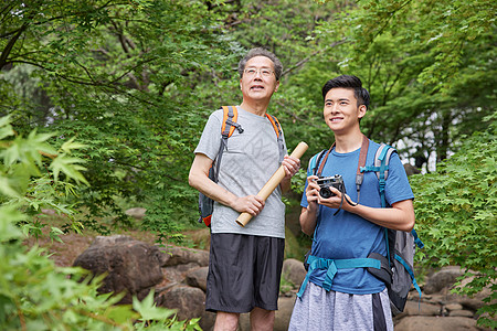 中年父子公园里徒步郊游图片