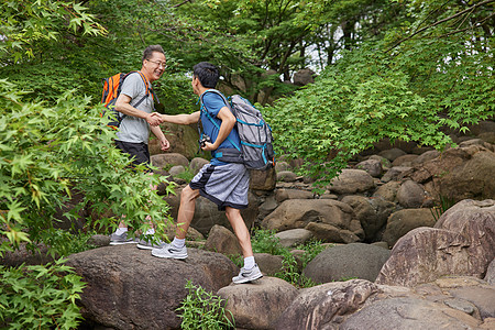 跑步登山中年父子相伴户外郊游背景