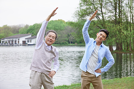 中年老人中年父子湖边做热身运动背景