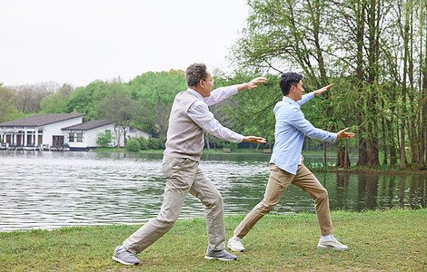 中年父子公园湖边打太极拳图片