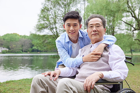 中年老人中年父子逛公园儿子照顾晚年父亲背景