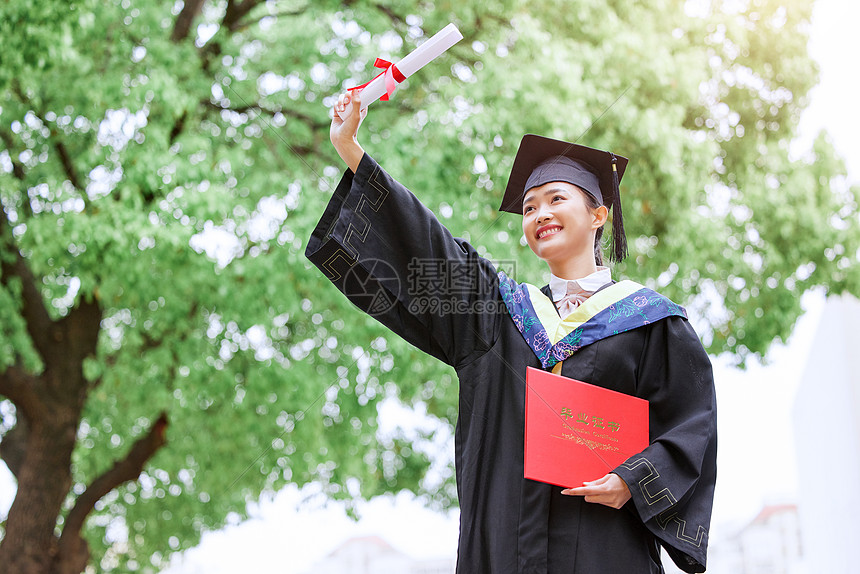 拿着入学通知书的手部特写图片