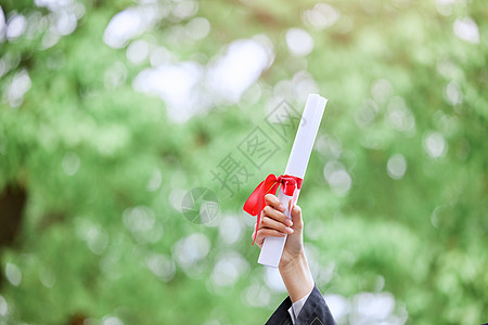 大学毕业奖杯室外拿着结业证书手部特写背景