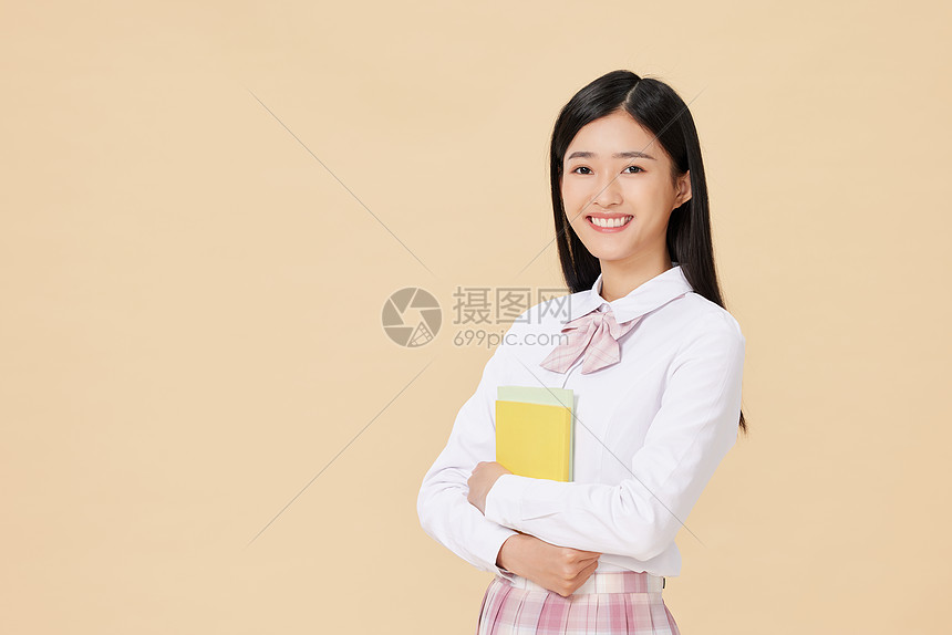 青春活力女学生环抱书本图片