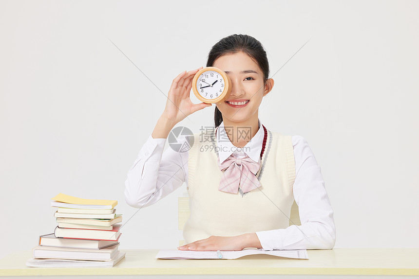 高考冲刺的女学生图片