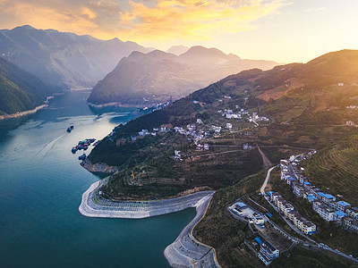 长江三峡重镇巴东三峡巫峡日落光辉航拍图片