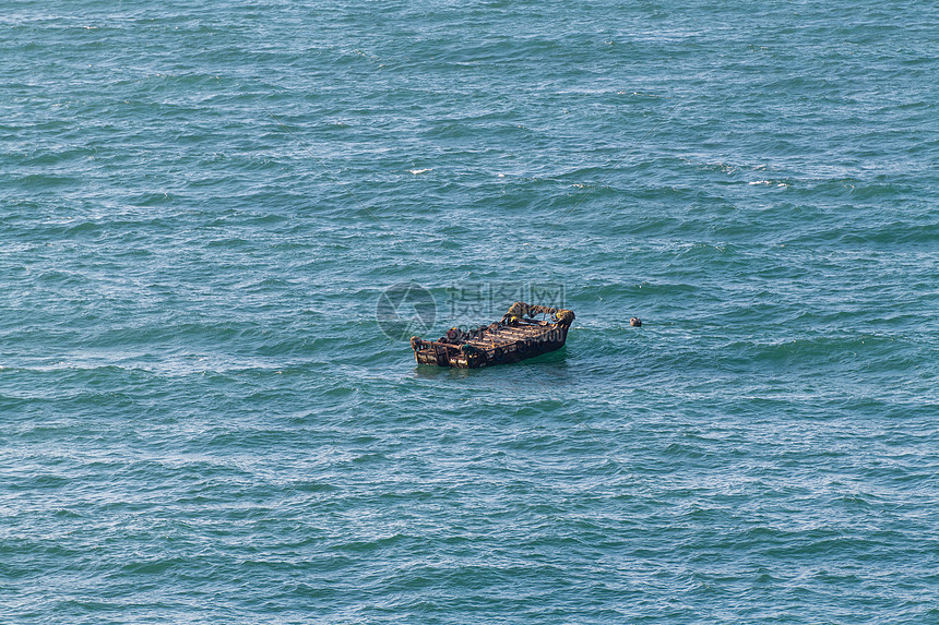 海面上一艘小船