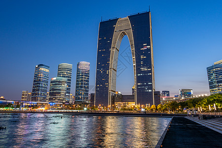 金鸡湖东方之门夜景图片