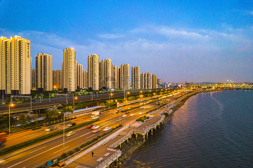 黄昏的海湾和环湾大道图片