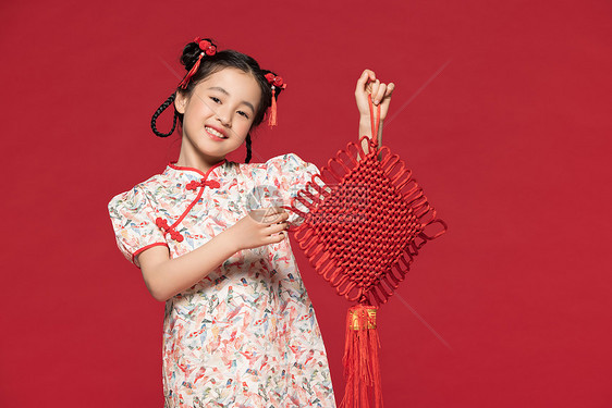 红色背景中国风旗袍儿童手拿中国结图片