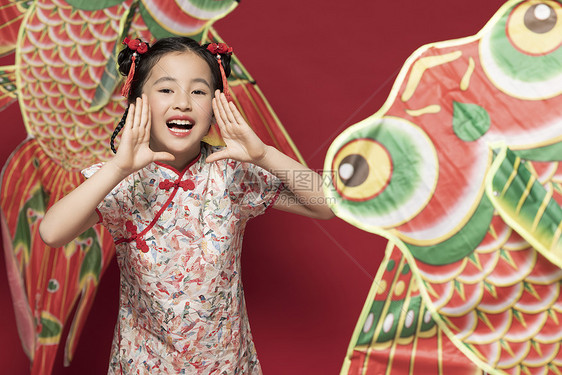 女孩拿着中国传统文化风筝背景图片