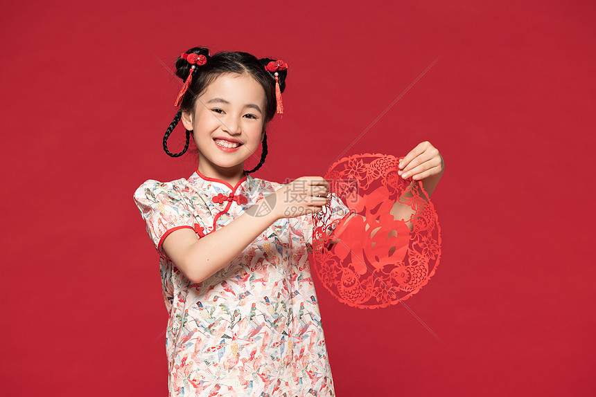 拿着窗花的中国风旗袍儿童图片