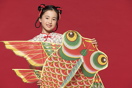 女孩拿着中国传统文化风筝高清图片
