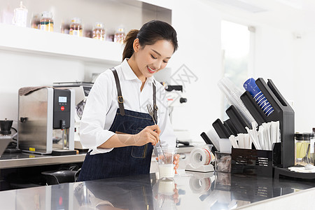 咖啡厅外景饮品店女性服务员制作奶茶背景