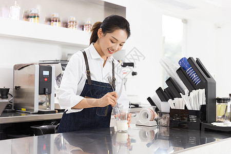 饮品店女性服务员制作奶茶图片