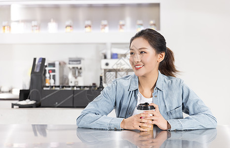 复古咖啡厅女性顾客在奶茶店喝奶茶背景