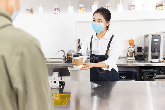 饮品店女性服务员戴口罩服务图片