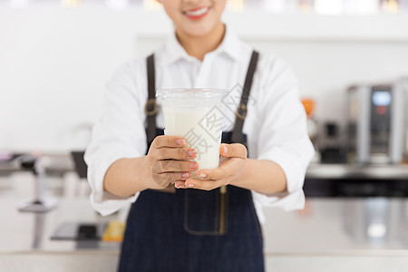 咖啡厅内景饮品店女性服务员递饮料背景