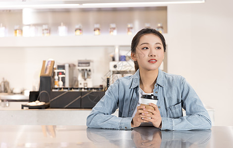 女性顾客在奶茶店喝奶茶背景