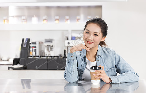 美女喝奶茶女性顾客在奶茶店喝奶茶背景