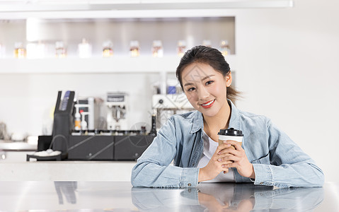 美女喝奶茶女性顾客在奶茶店喝奶茶背景