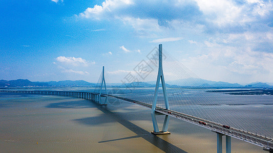 蓝天白云下的跨海大桥图片